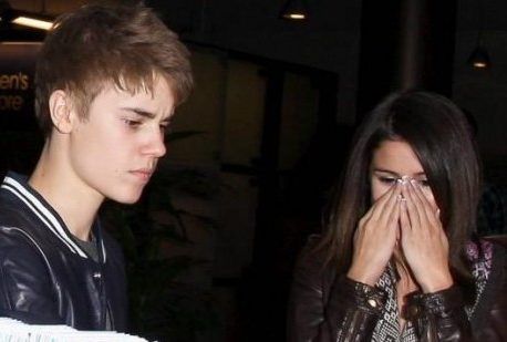 570_Justin-Bieber-And-Selena-Gomez-Break-Up-3702