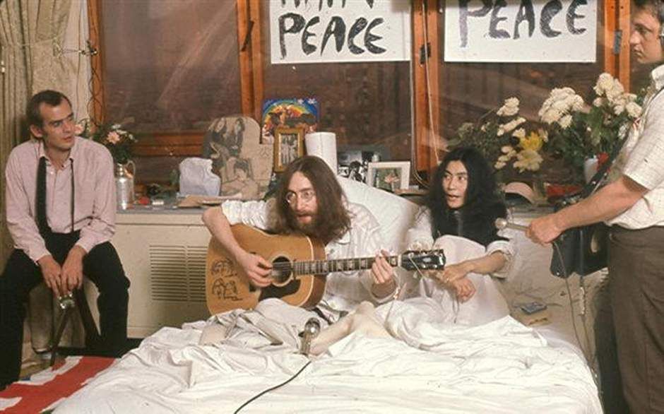 john-lennon-yoko-ono-guitar