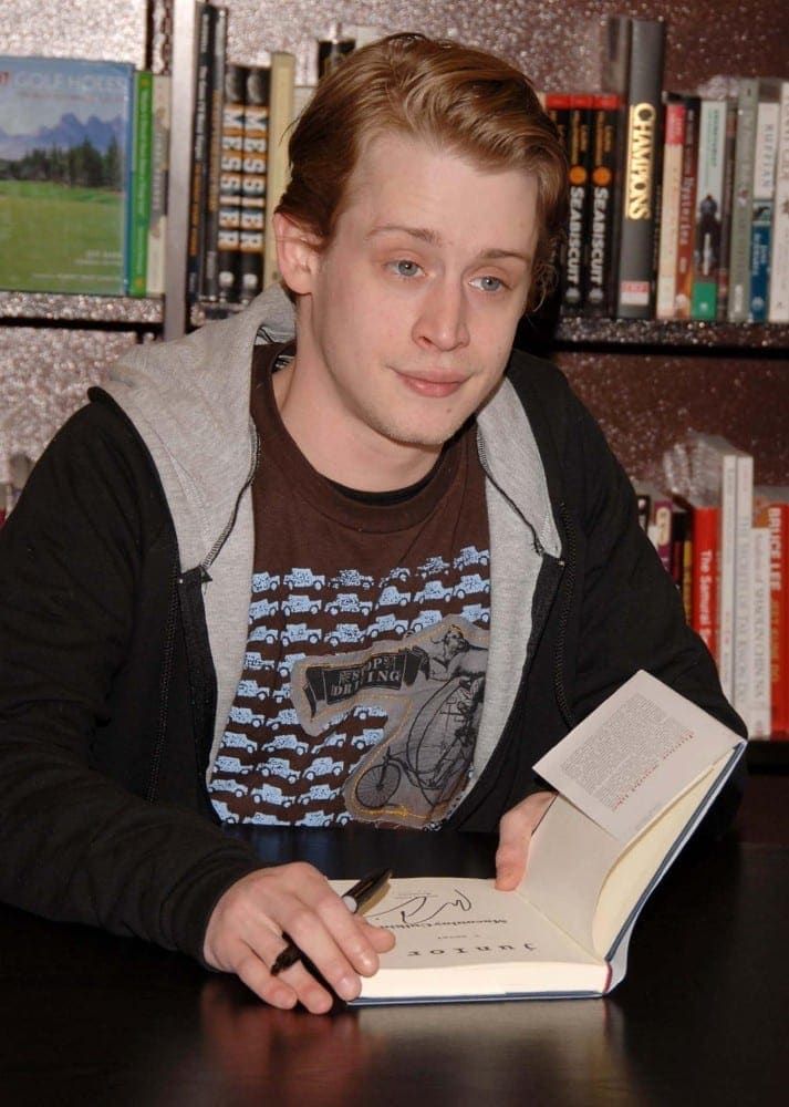 macaulay-culkin-signs-copies-of-his-book-junior-06